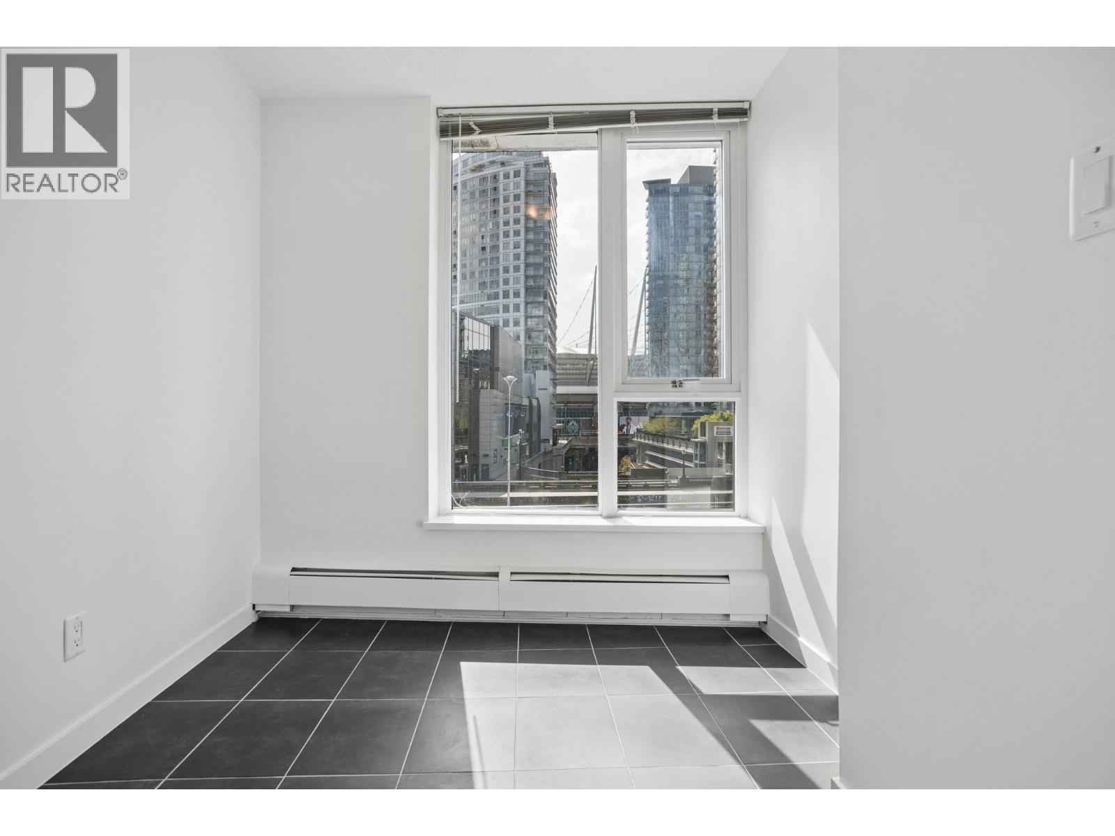 808 689 ABBOTT STREET — photo 3