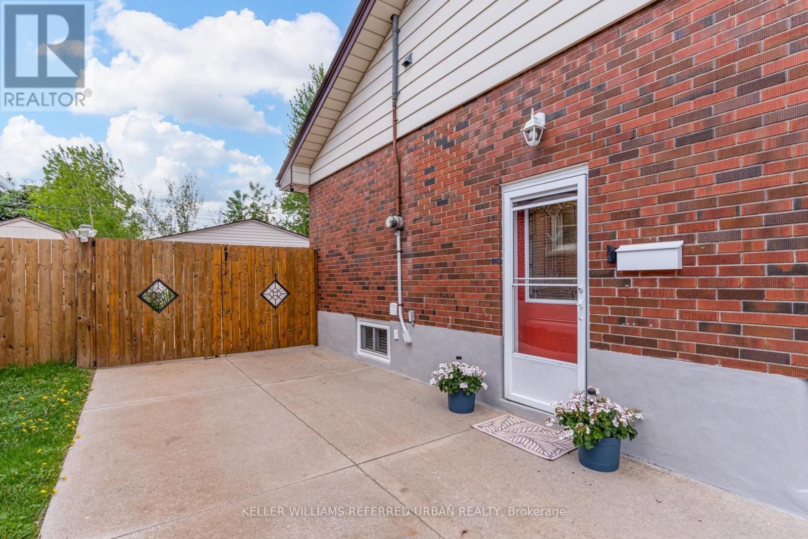 98 DUNCOMBE DRIVE - 21