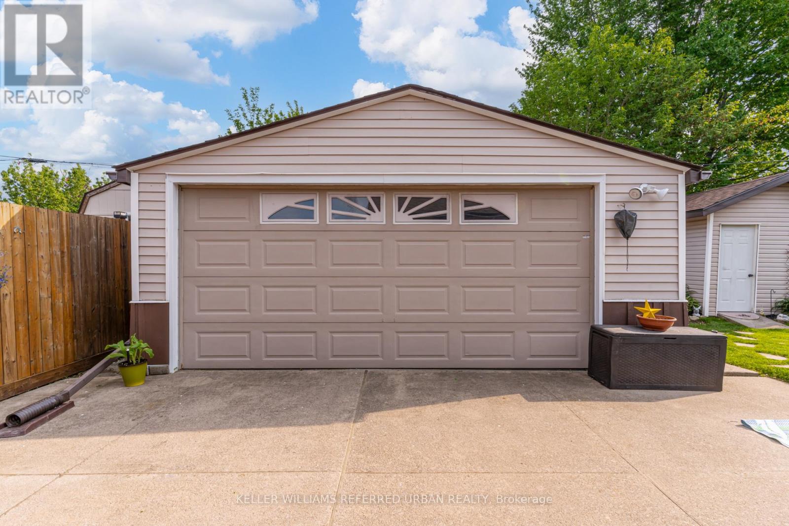 98 DUNCOMBE DRIVE - 39
