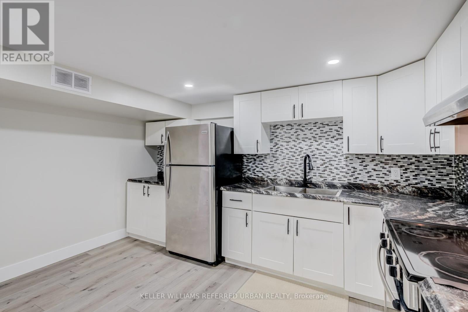 98 DUNCOMBE DRIVE - 26