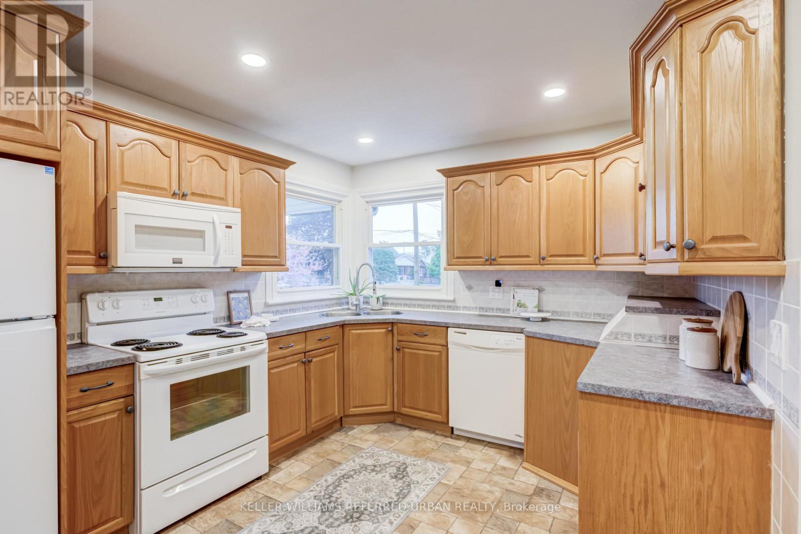 98 DUNCOMBE DRIVE - 8