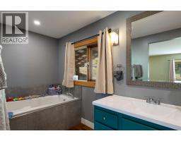 Kitchen - 4644 97 Highway, Westwold, BC V0E3B1 Photo 21