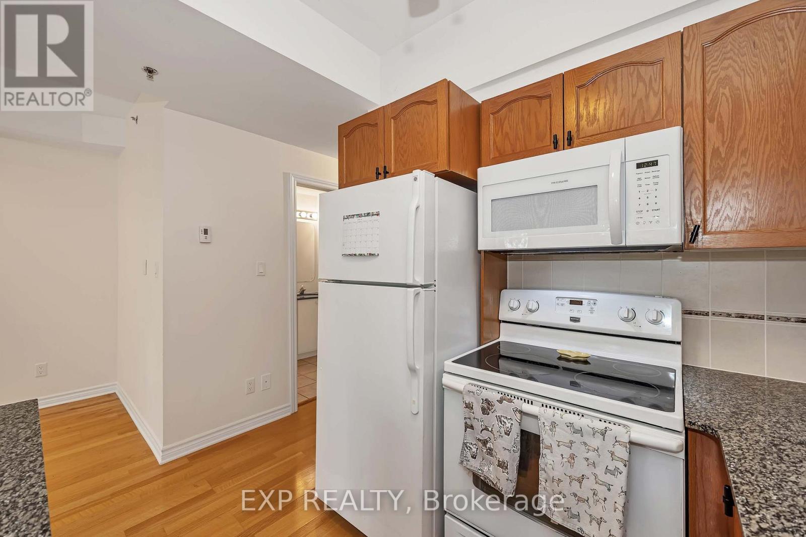 #305 6 GROVE AVENUE - 27