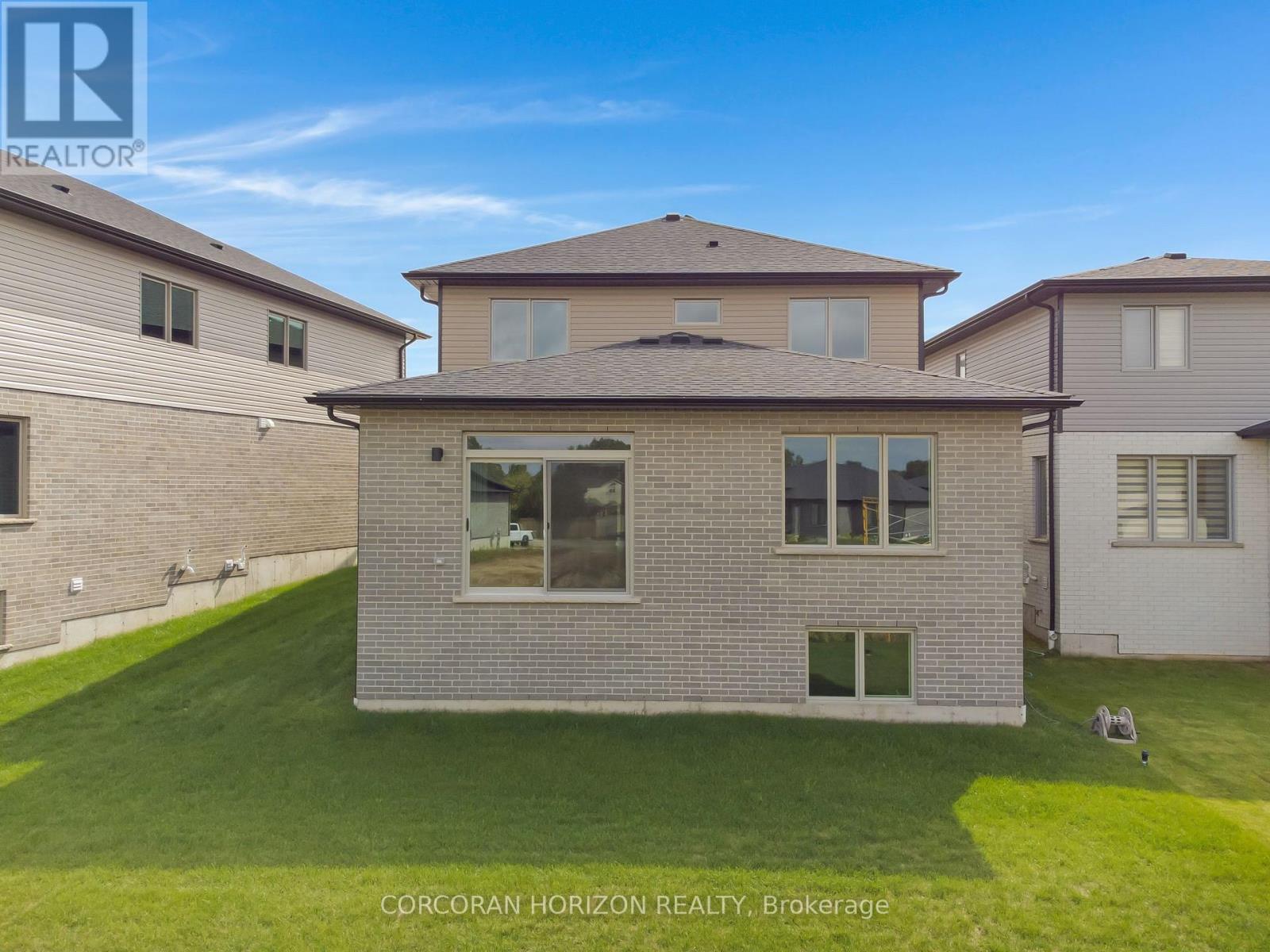 24 MOON CRESCENT - 44