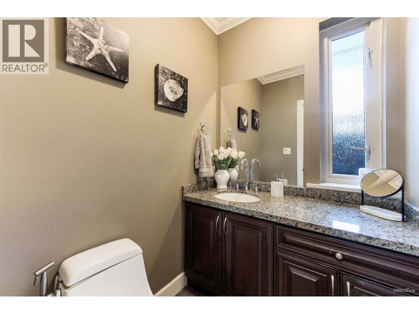 9 215 E 4TH STREET, North Vancouver