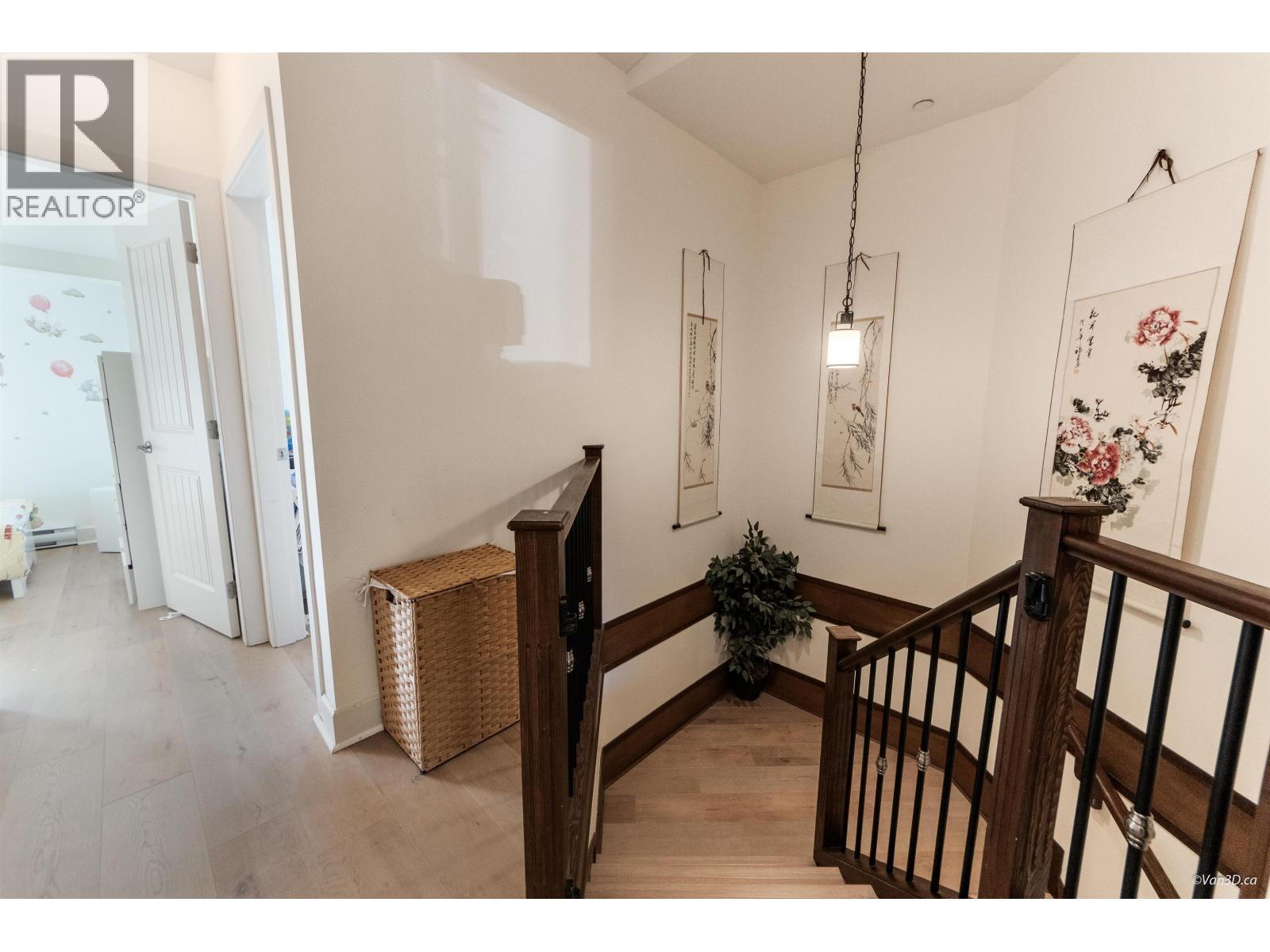 9 215 E 4TH STREET, North Vancouver