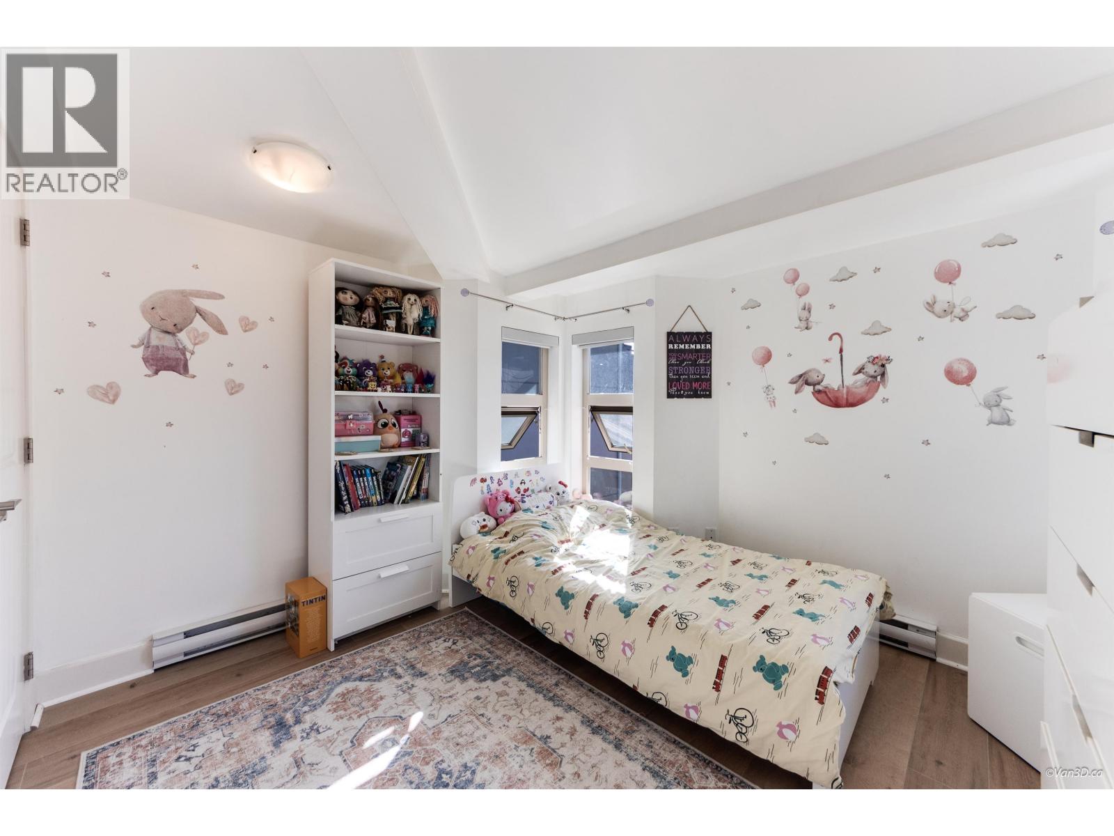 9 215 E 4TH STREET, North Vancouver