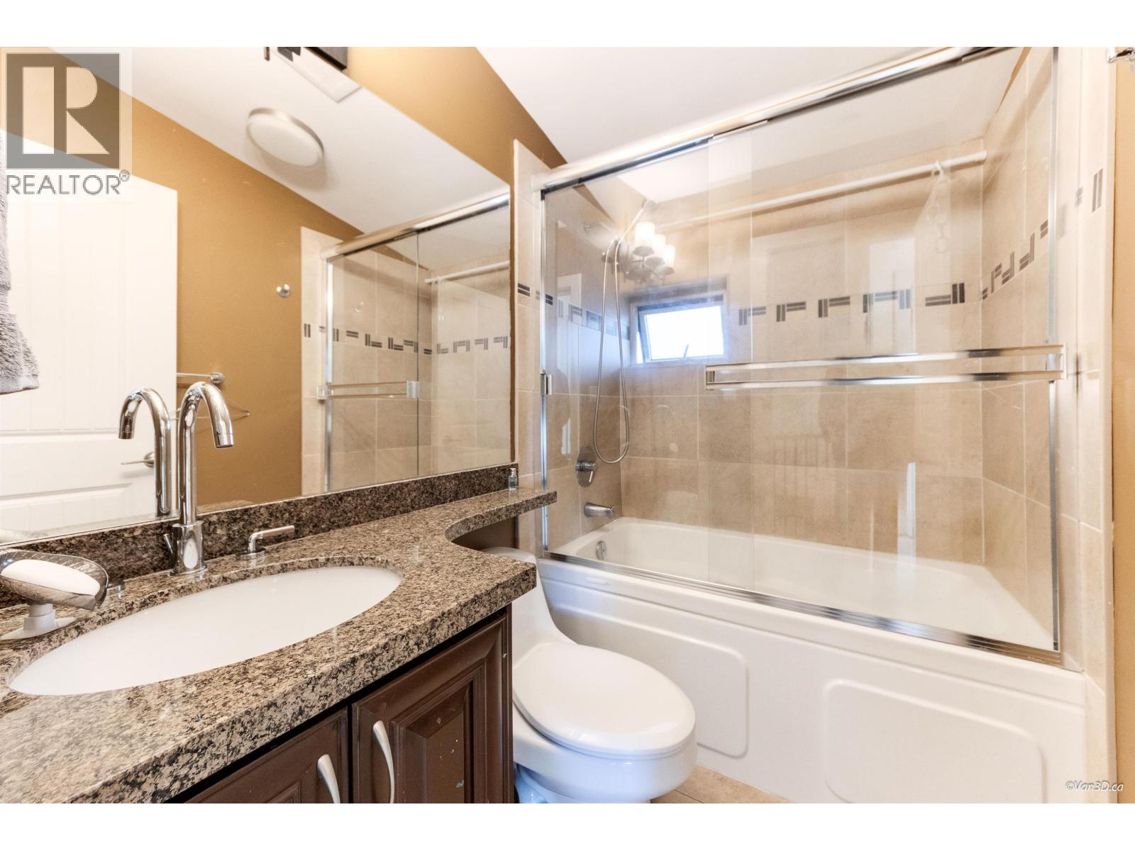9 215 E 4TH STREET, North Vancouver