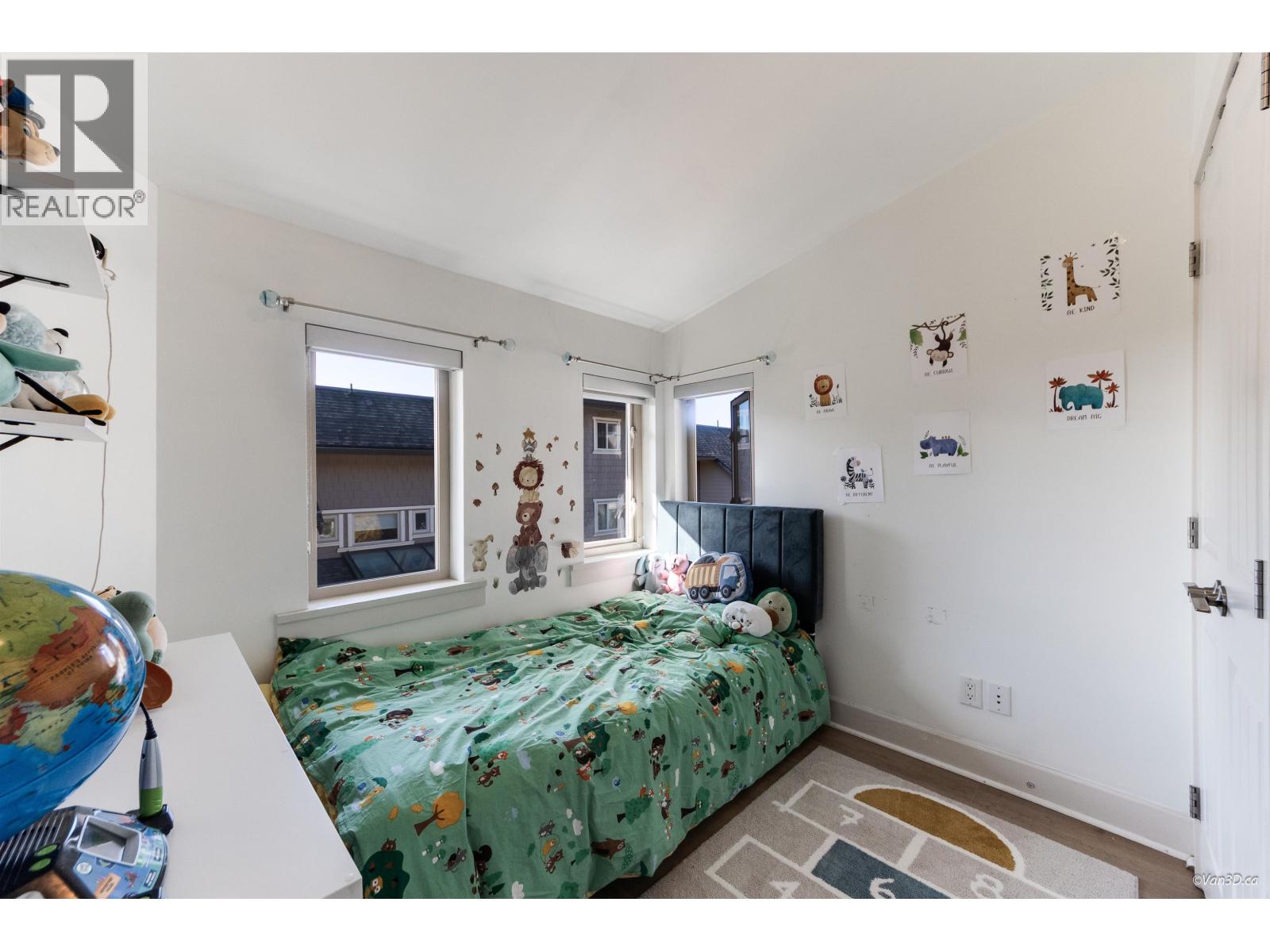 9 215 E 4TH STREET, North Vancouver