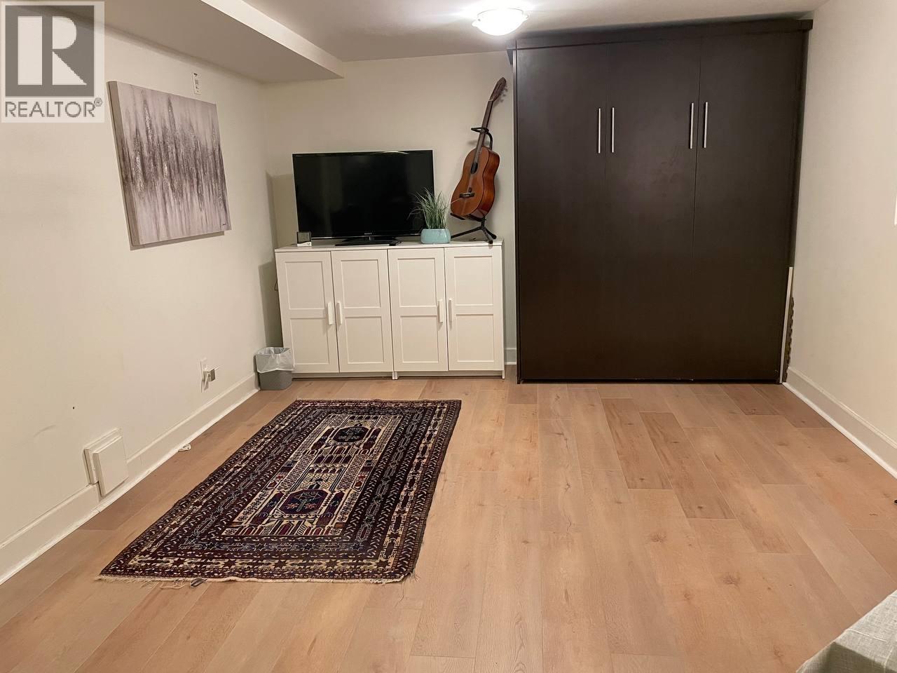 9 215 E 4TH STREET, North Vancouver