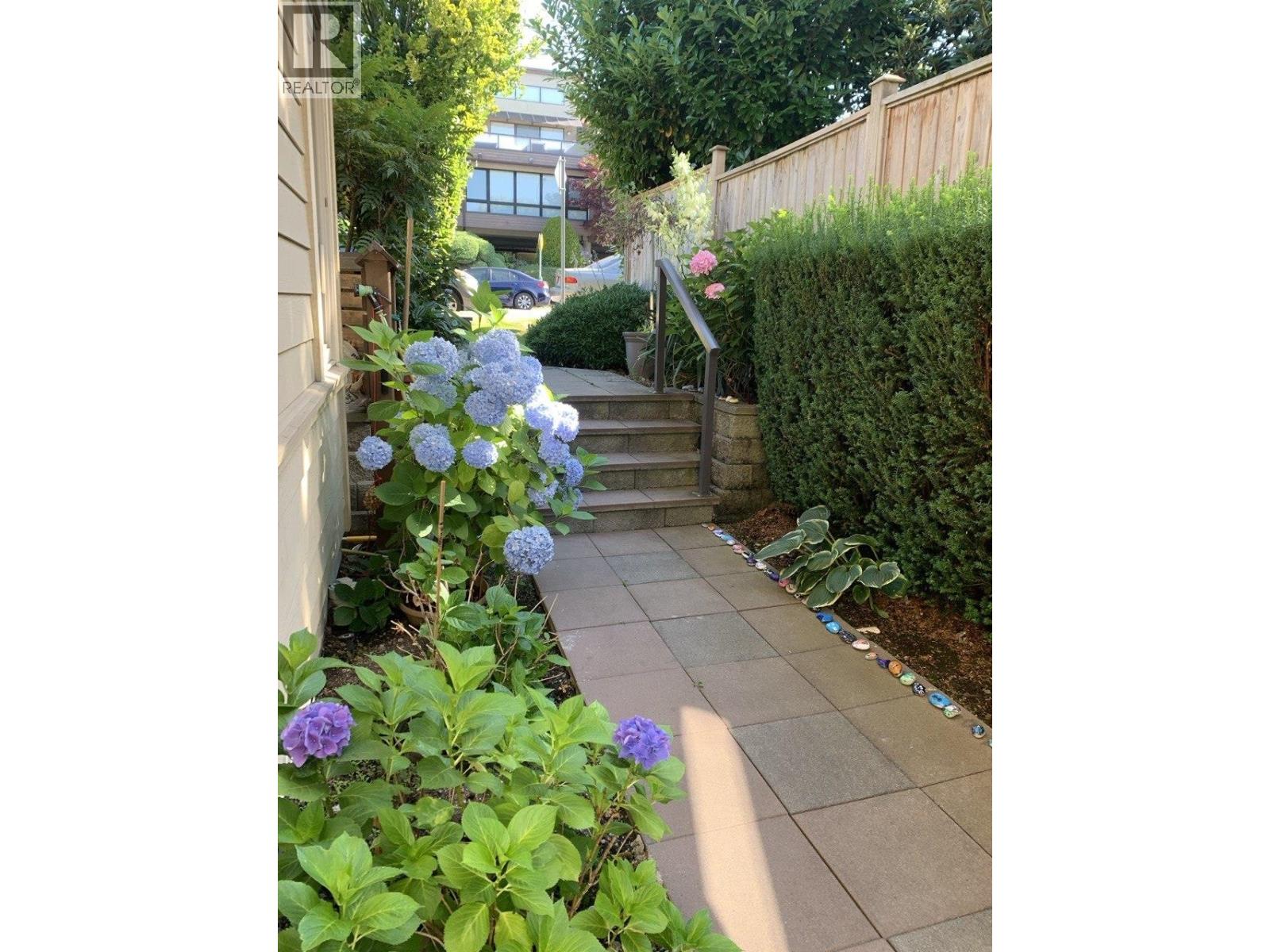 9 215 E 4TH STREET, North Vancouver