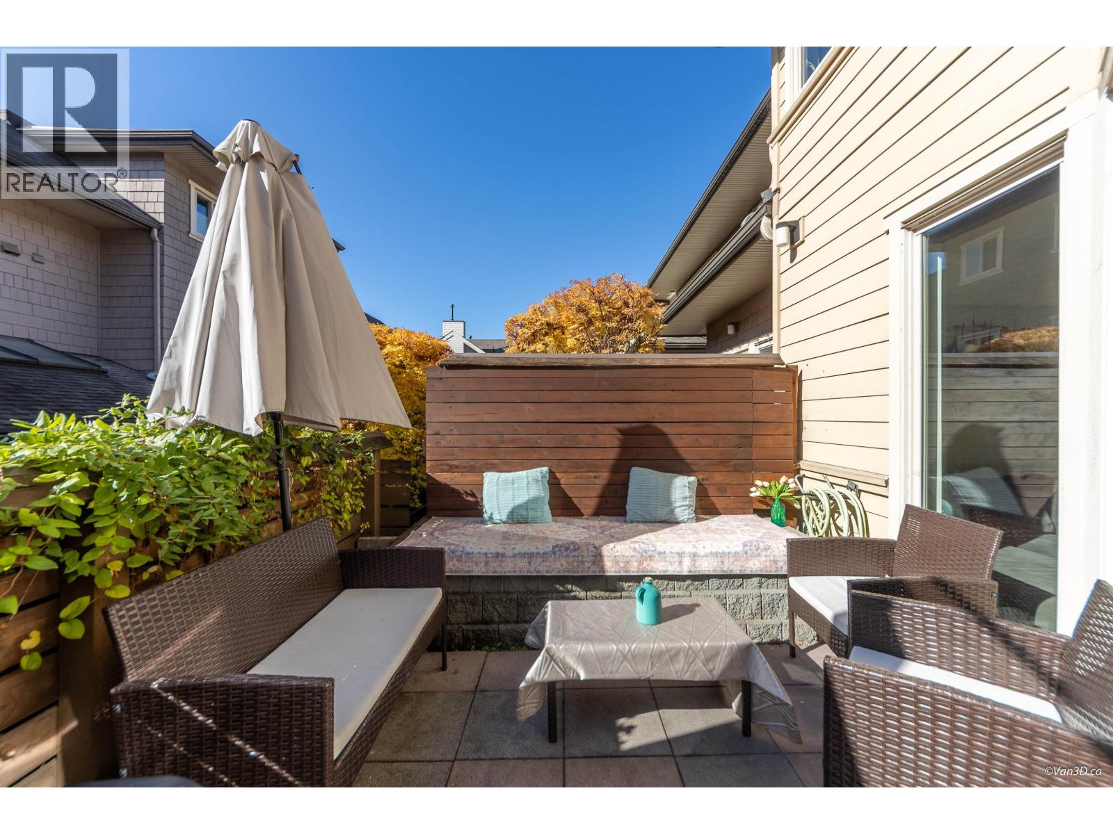 9 215 E 4TH STREET, North Vancouver