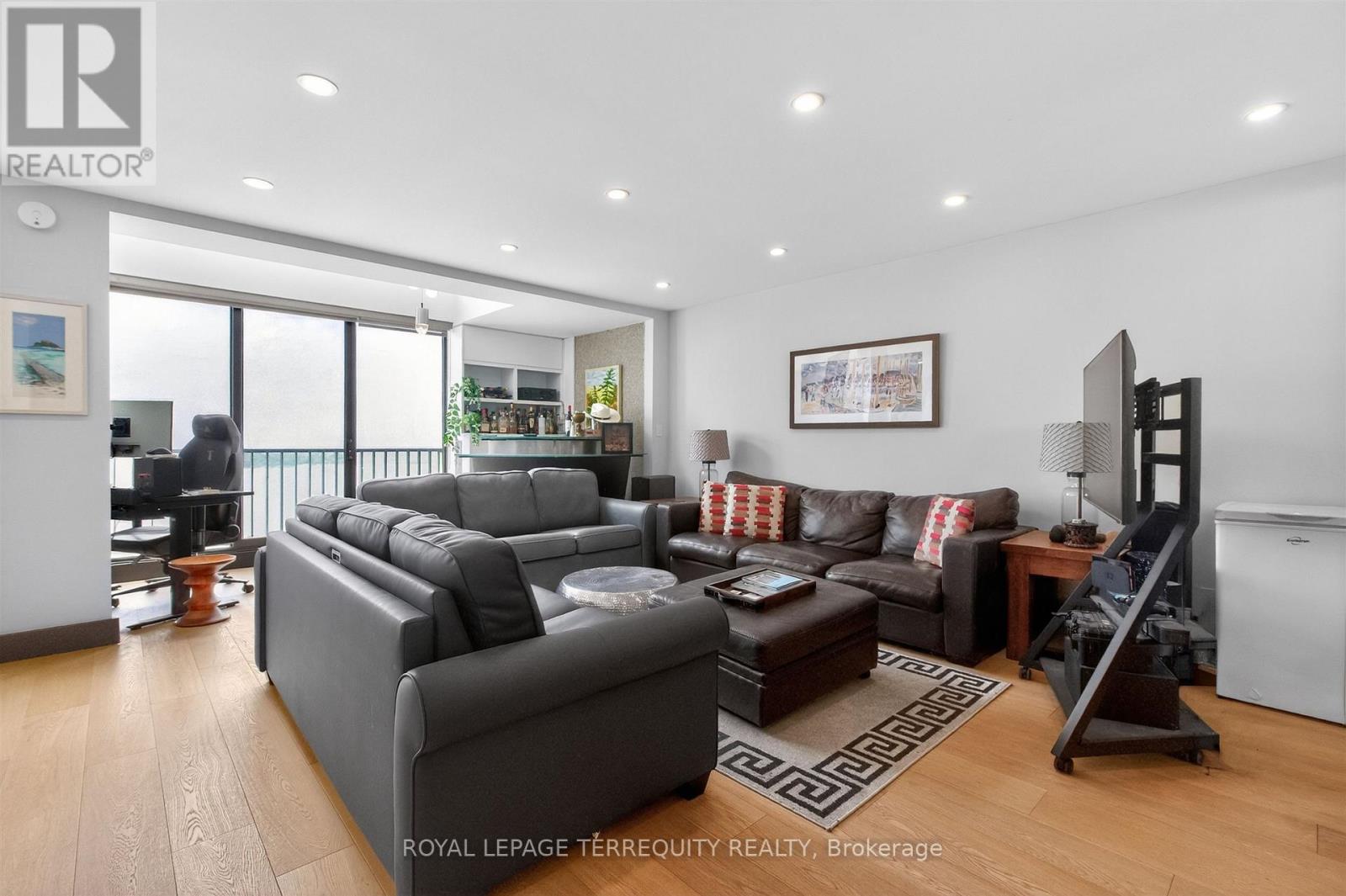 #2432 33 HARBOUR SQUARE - 10