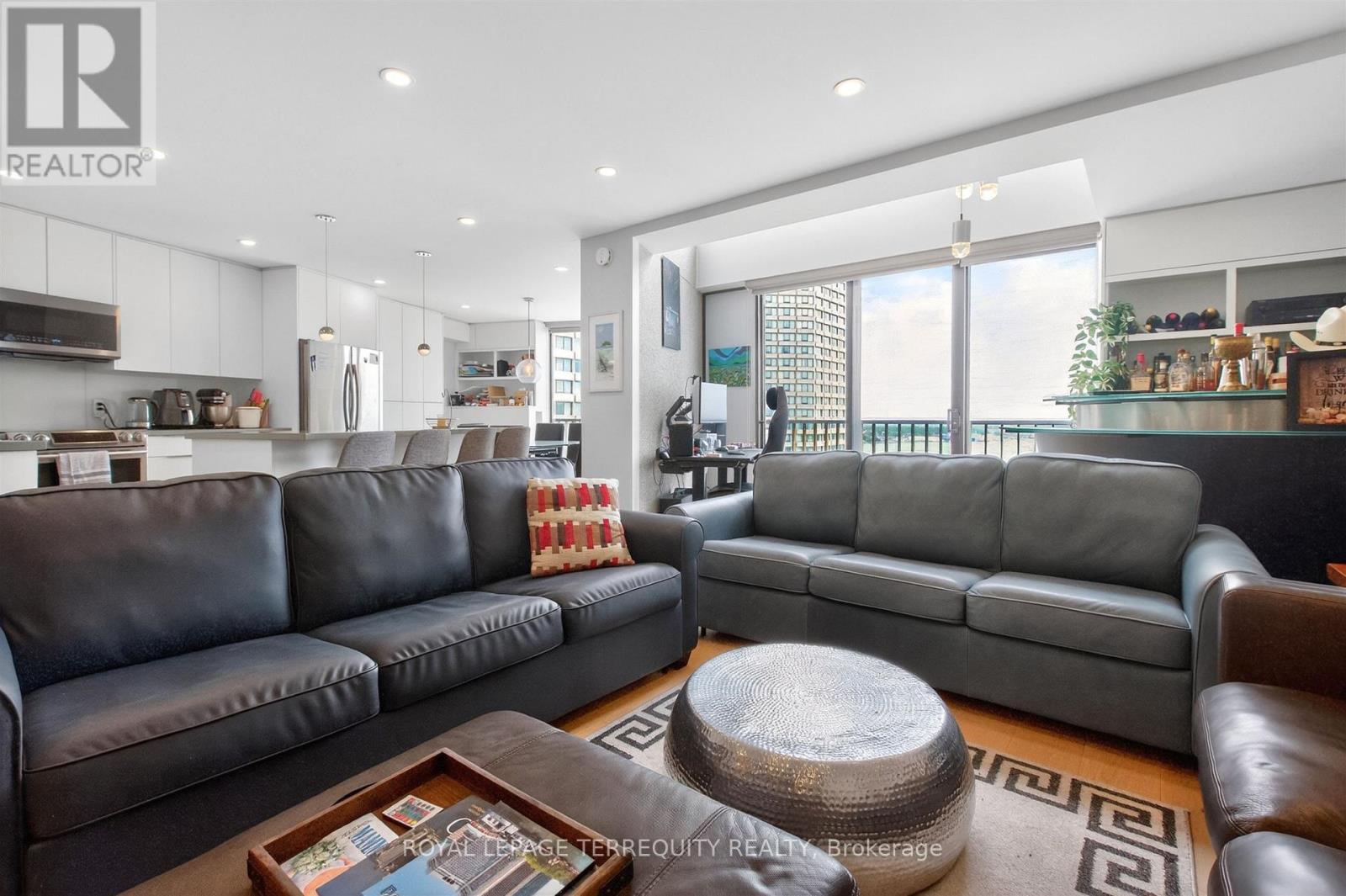 #2432 33 HARBOUR SQUARE - 11