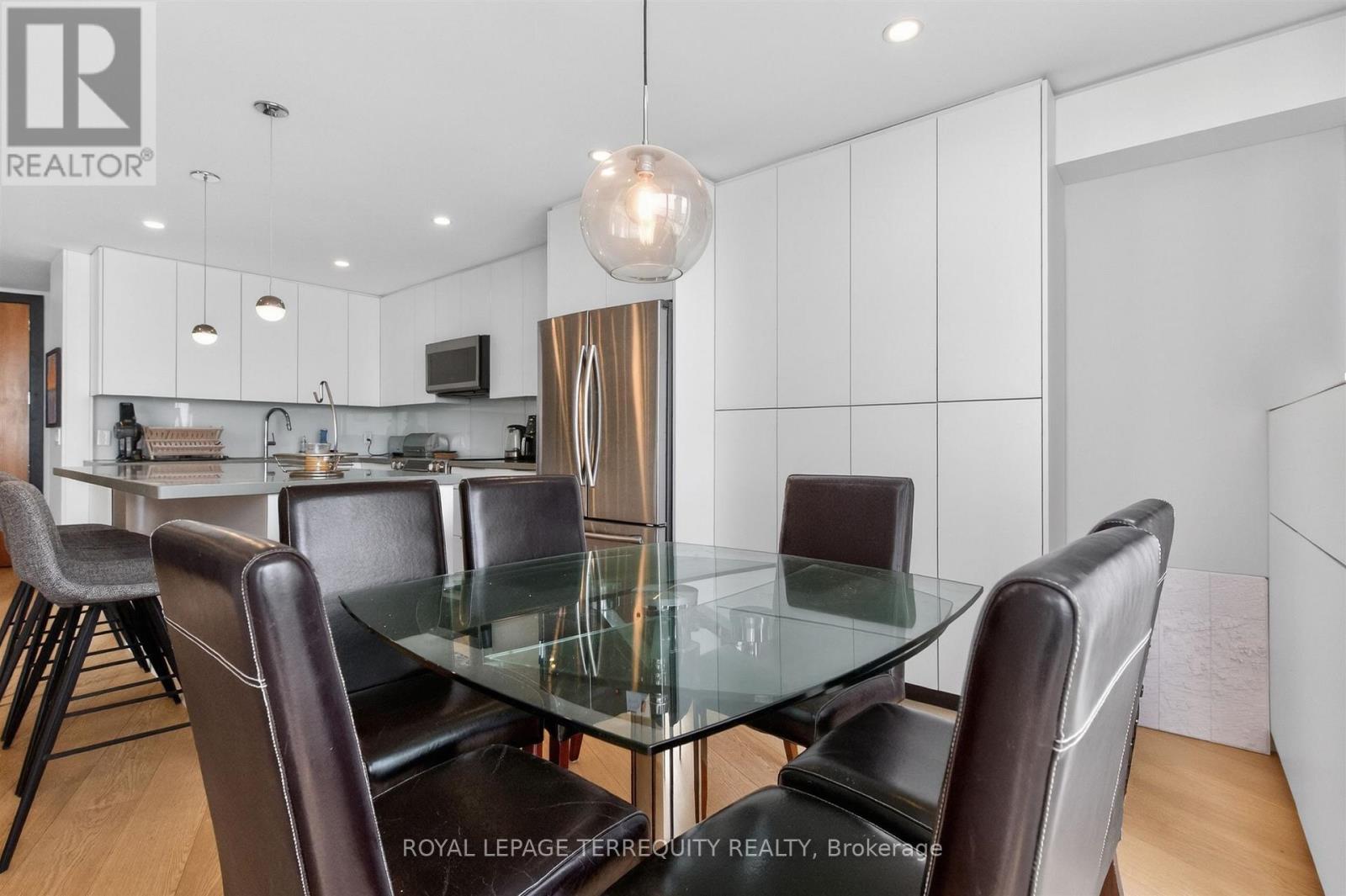 #2432 33 HARBOUR SQUARE - 22