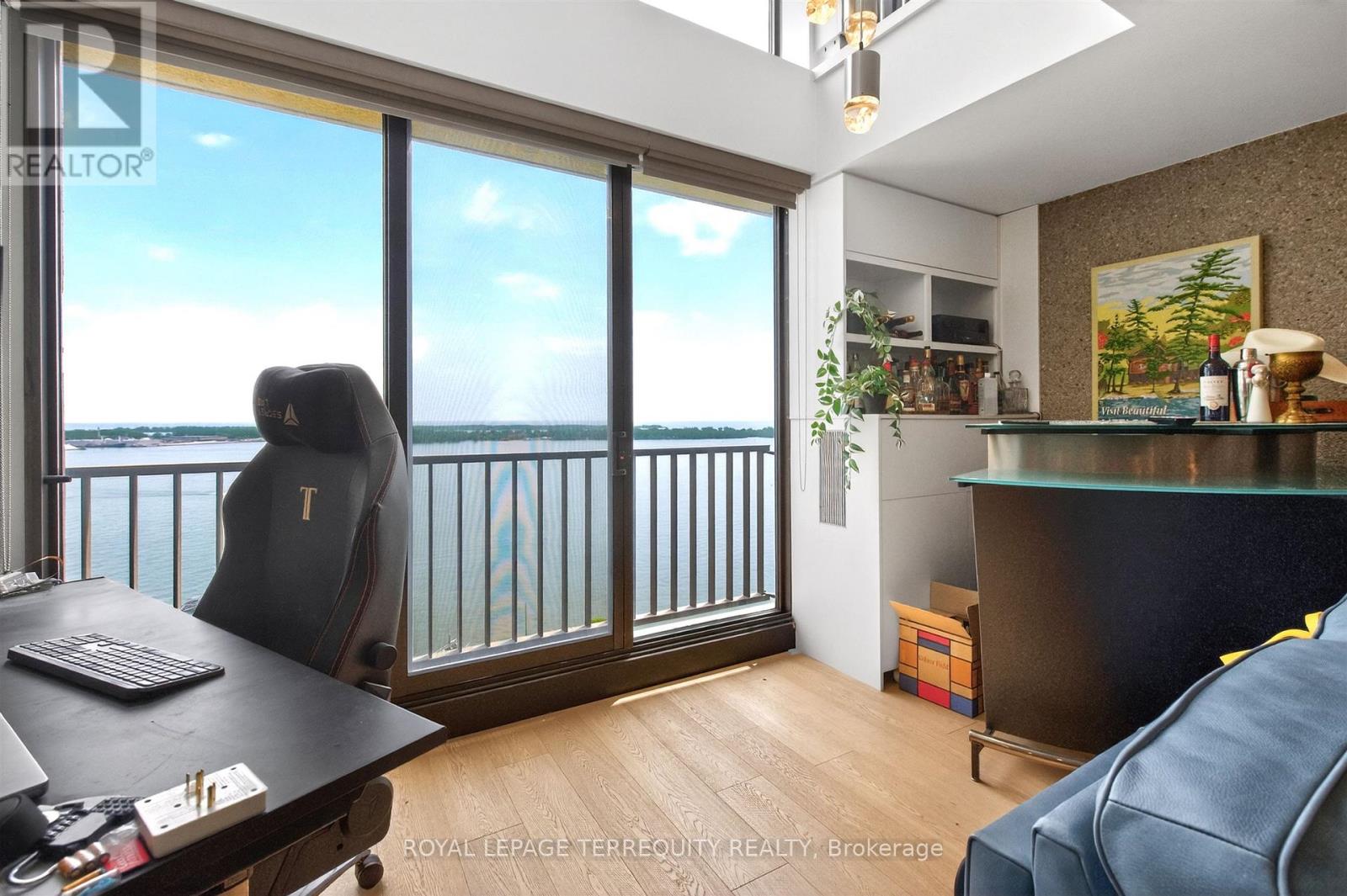 #2432 33 HARBOUR SQUARE - 24