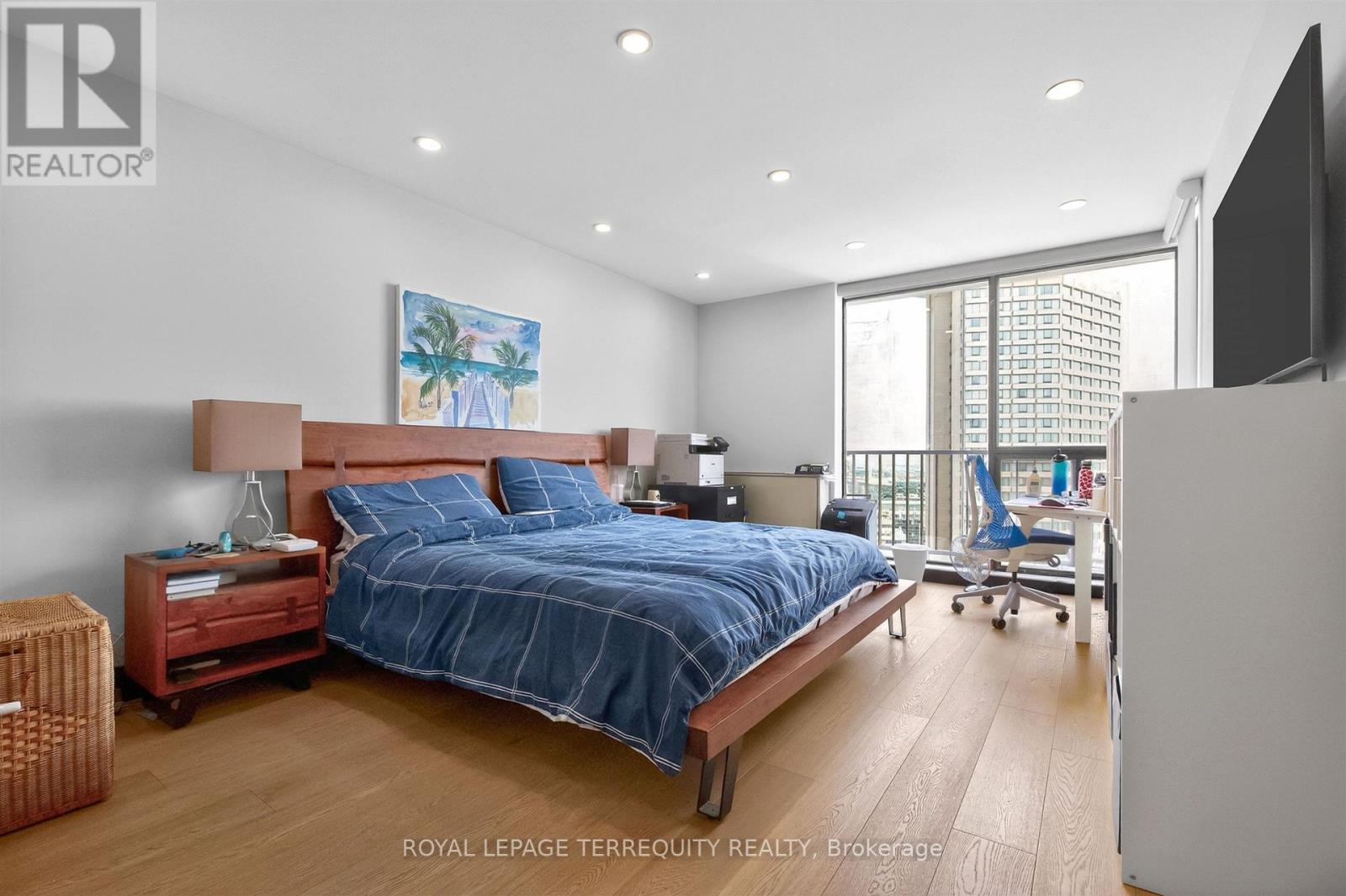 #2432 33 HARBOUR SQUARE - 26