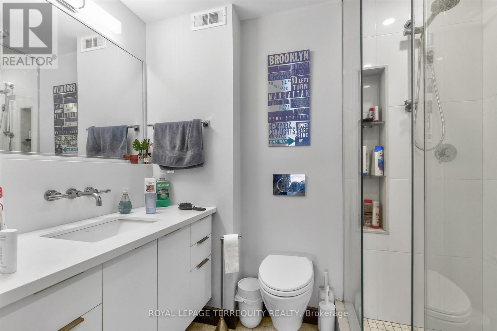 #2432 33 HARBOUR SQUARE - 28