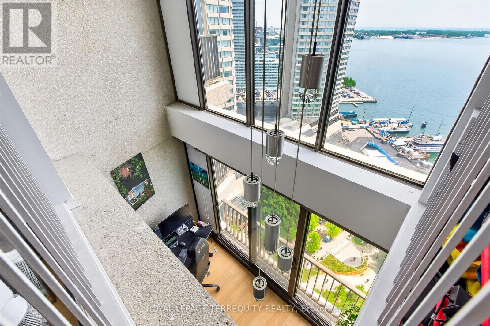 #2432 33 HARBOUR SQUARE - 3