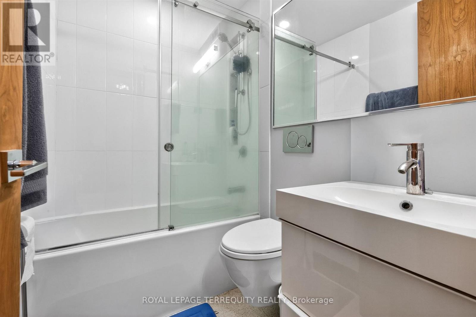#2432 33 HARBOUR SQUARE - 32