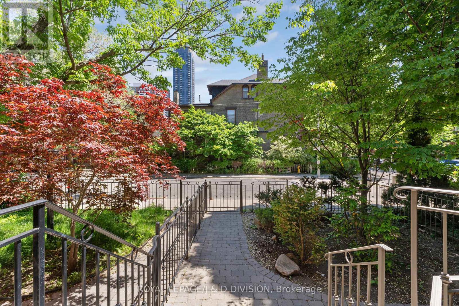 Fenced-in Walkway