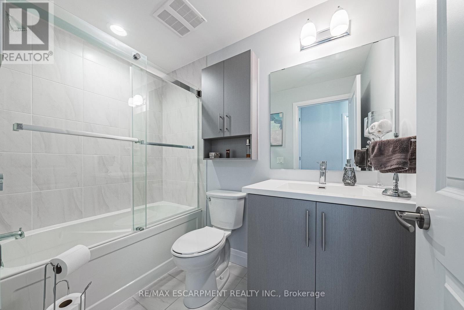 #317 1 REDFERN AVENUE - 14