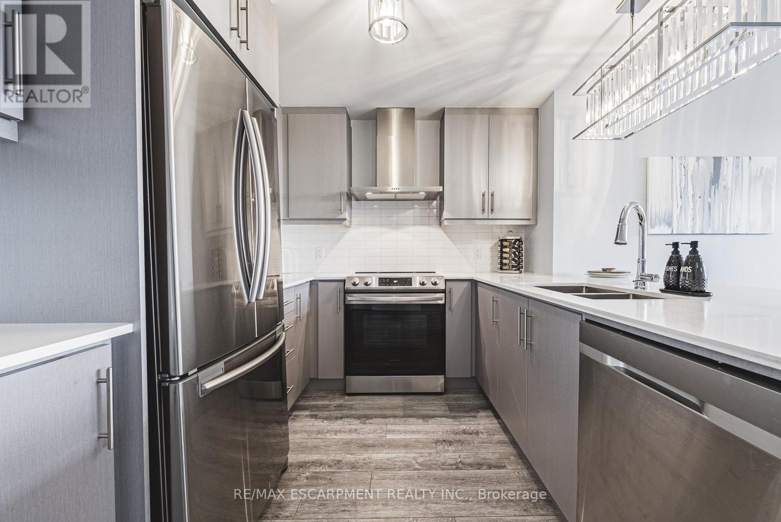 #317 1 REDFERN AVENUE - 4