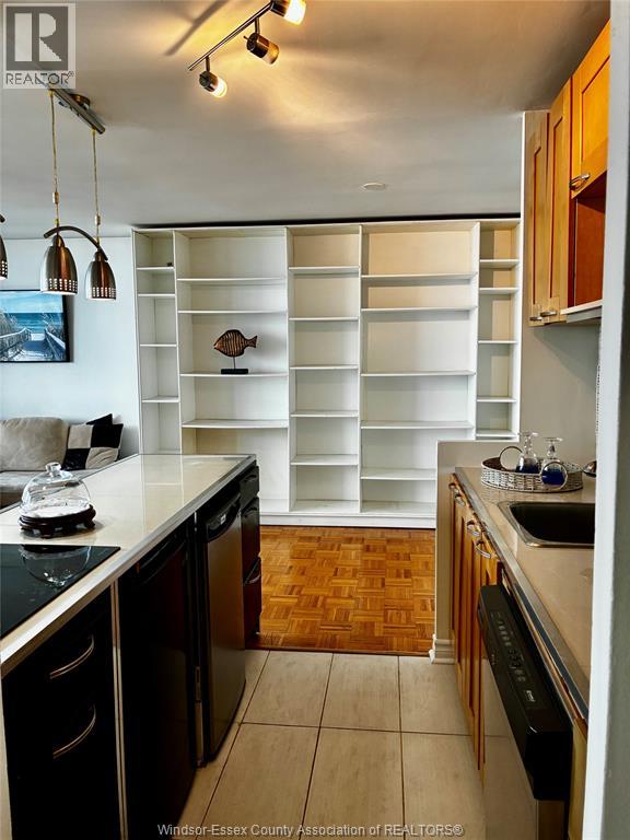 #1412 111 Riverside DRIVE East - 16