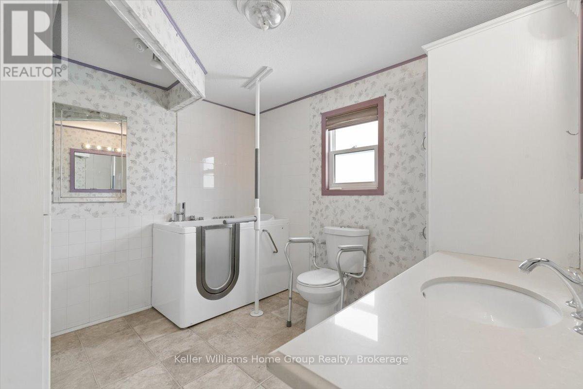 10 HEMLOCK CRESCENT - 42