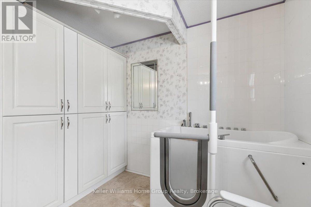 10 HEMLOCK CRESCENT - 43