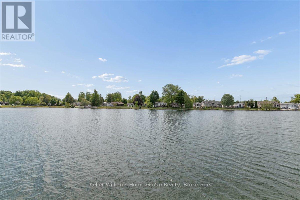 10 HEMLOCK CRESCENT - 48