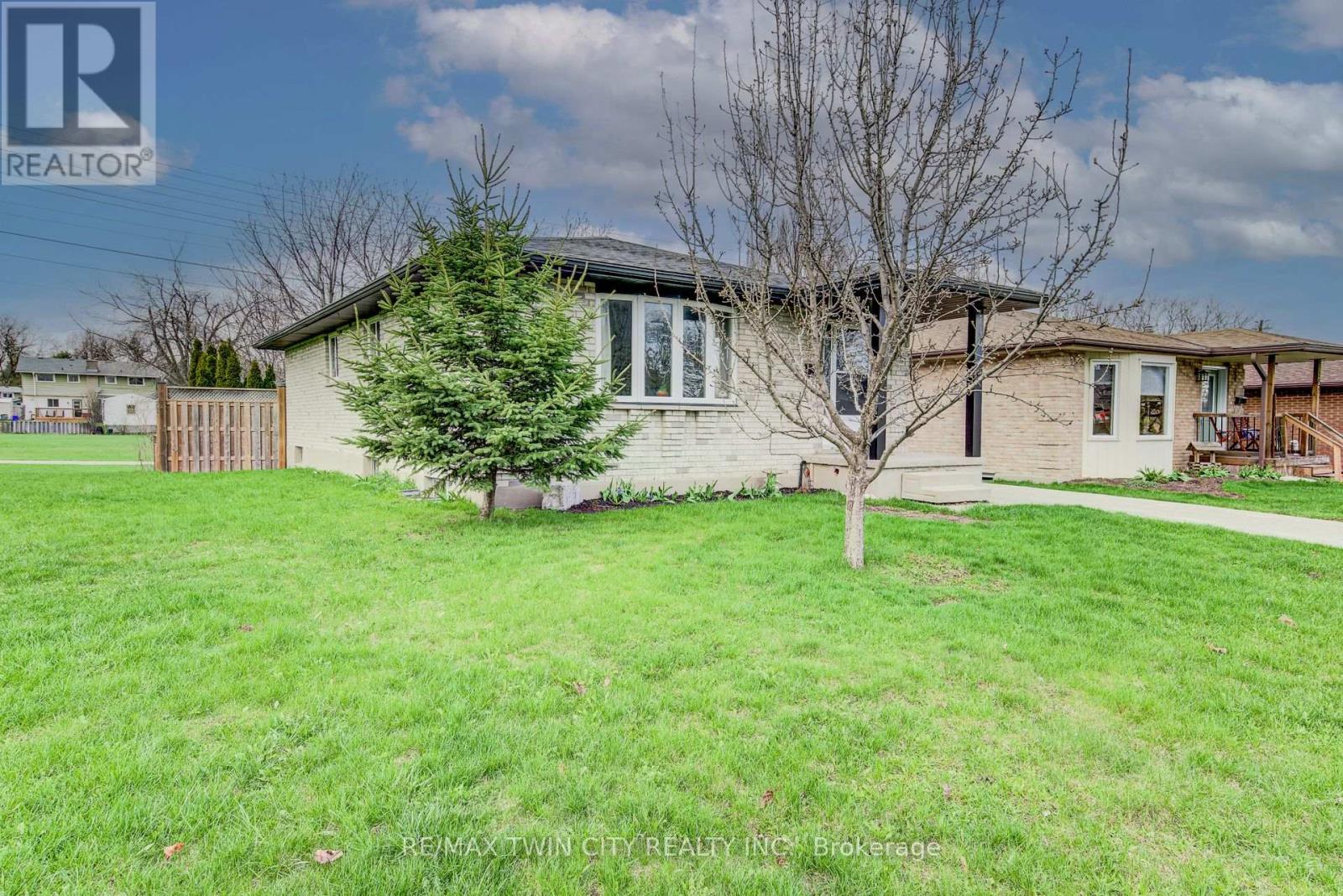 183 DINISON CRESCENT - 2
