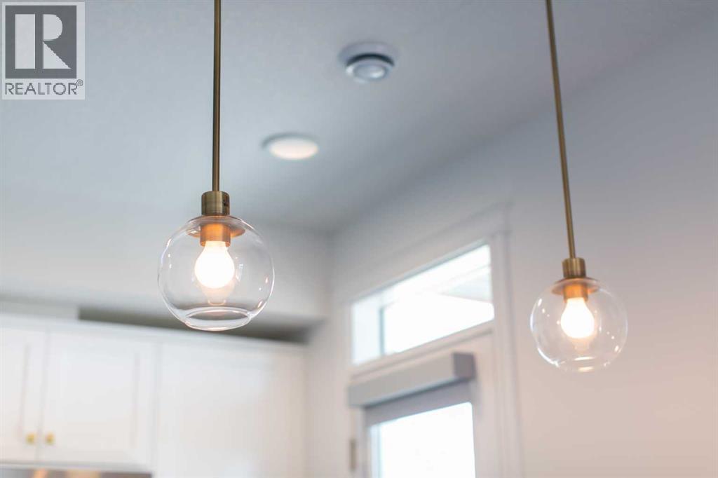 These elegant pendant lights add a warm flow to your eating kitchen bar