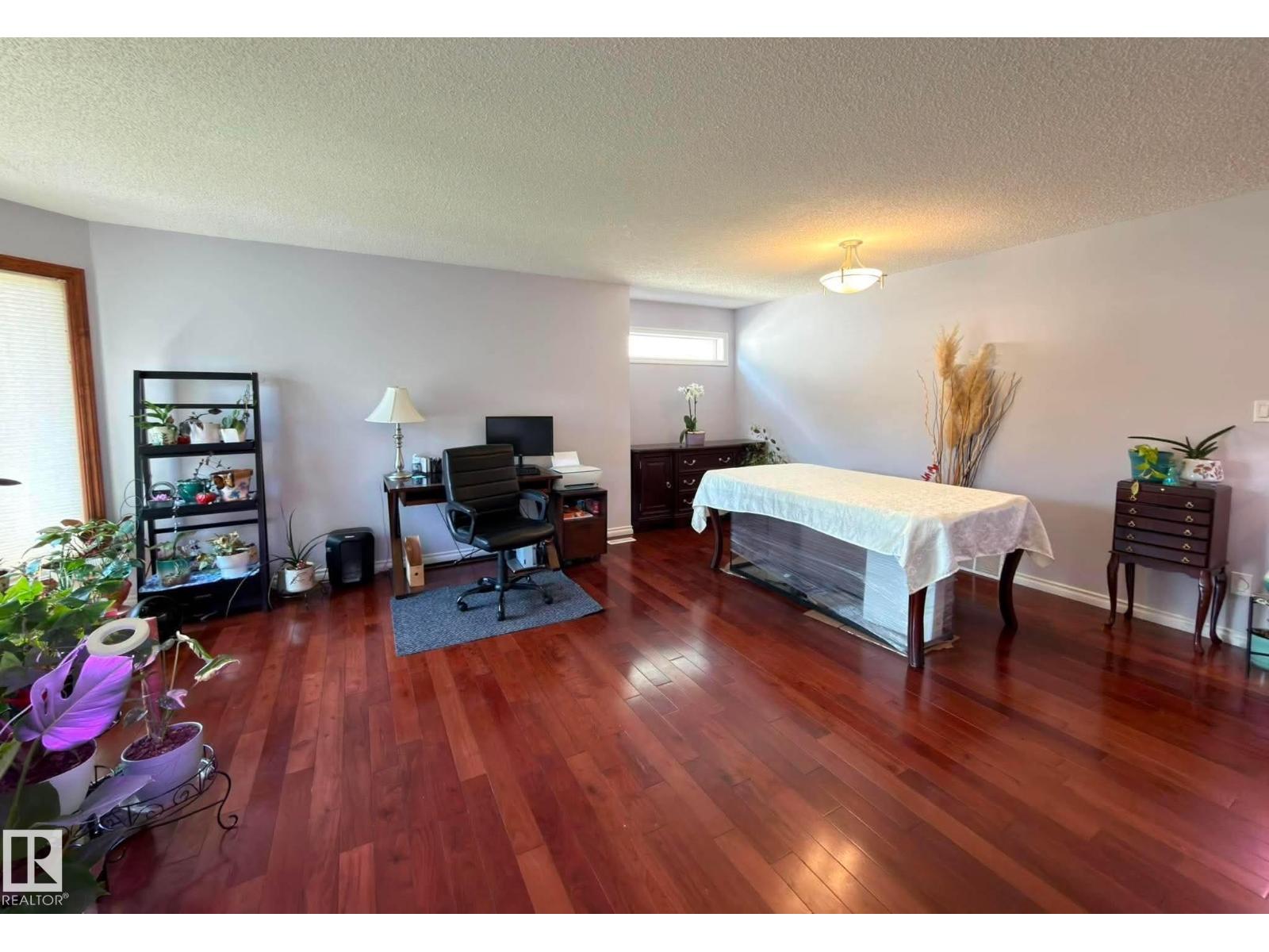 825 112B St NW - 5