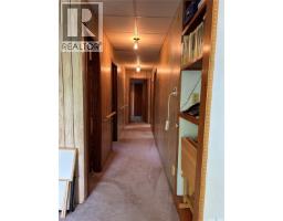 Enclosed porch - 829 King Street, Estevan, SK S4A1L2 Photo 8
