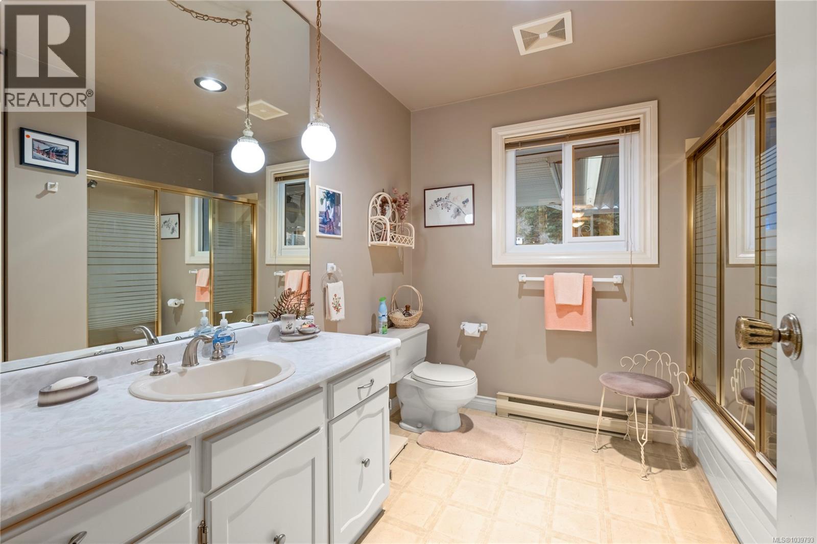 260 Elizabeth Ave, Qualicum Beach