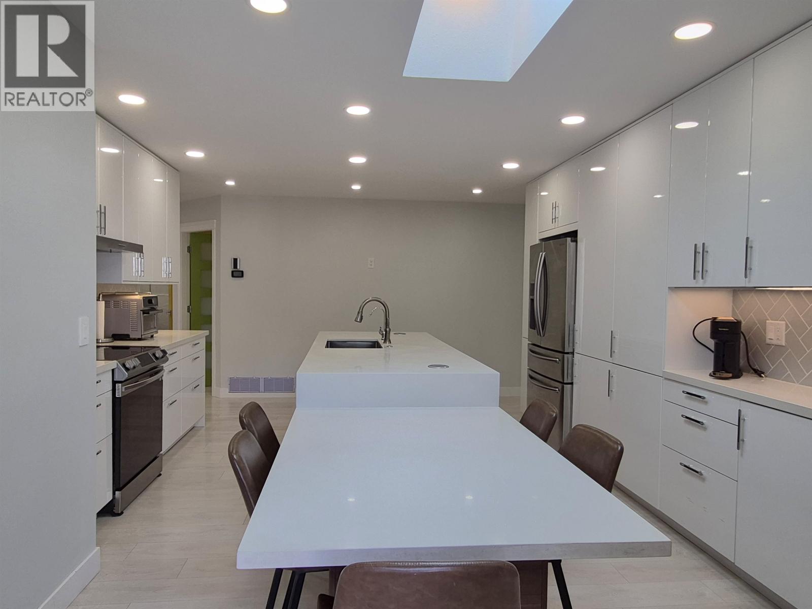 1858 WALNUT CRESCENT, Coquitlam