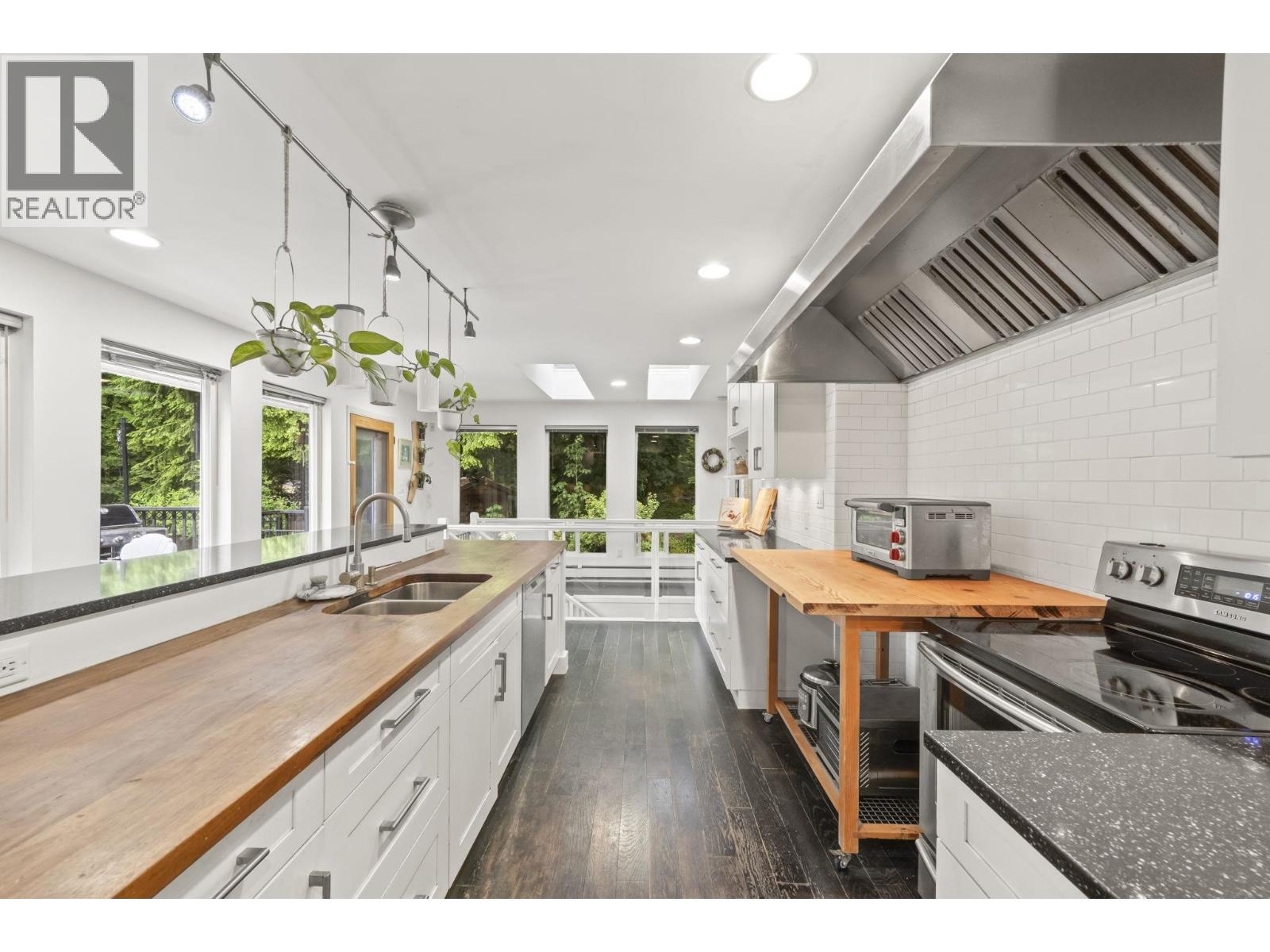 507 JEFFERSON AVENUE, Coquitlam