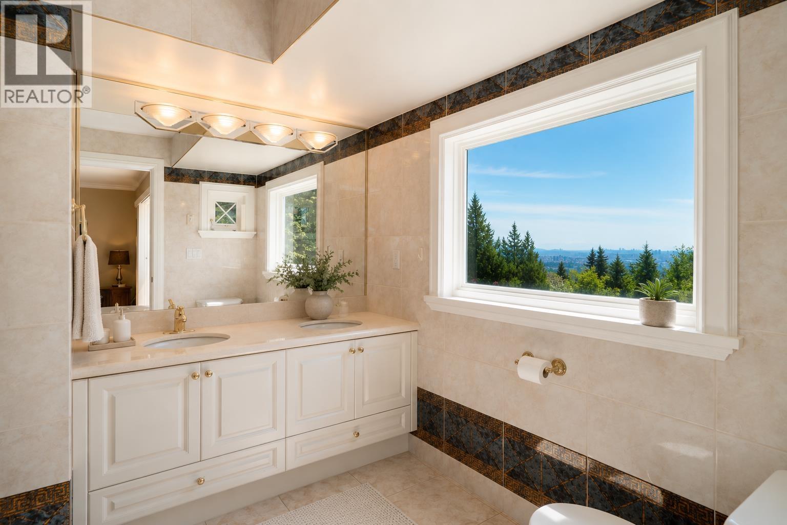 1440 SANDHURST PLACE, West Vancouver