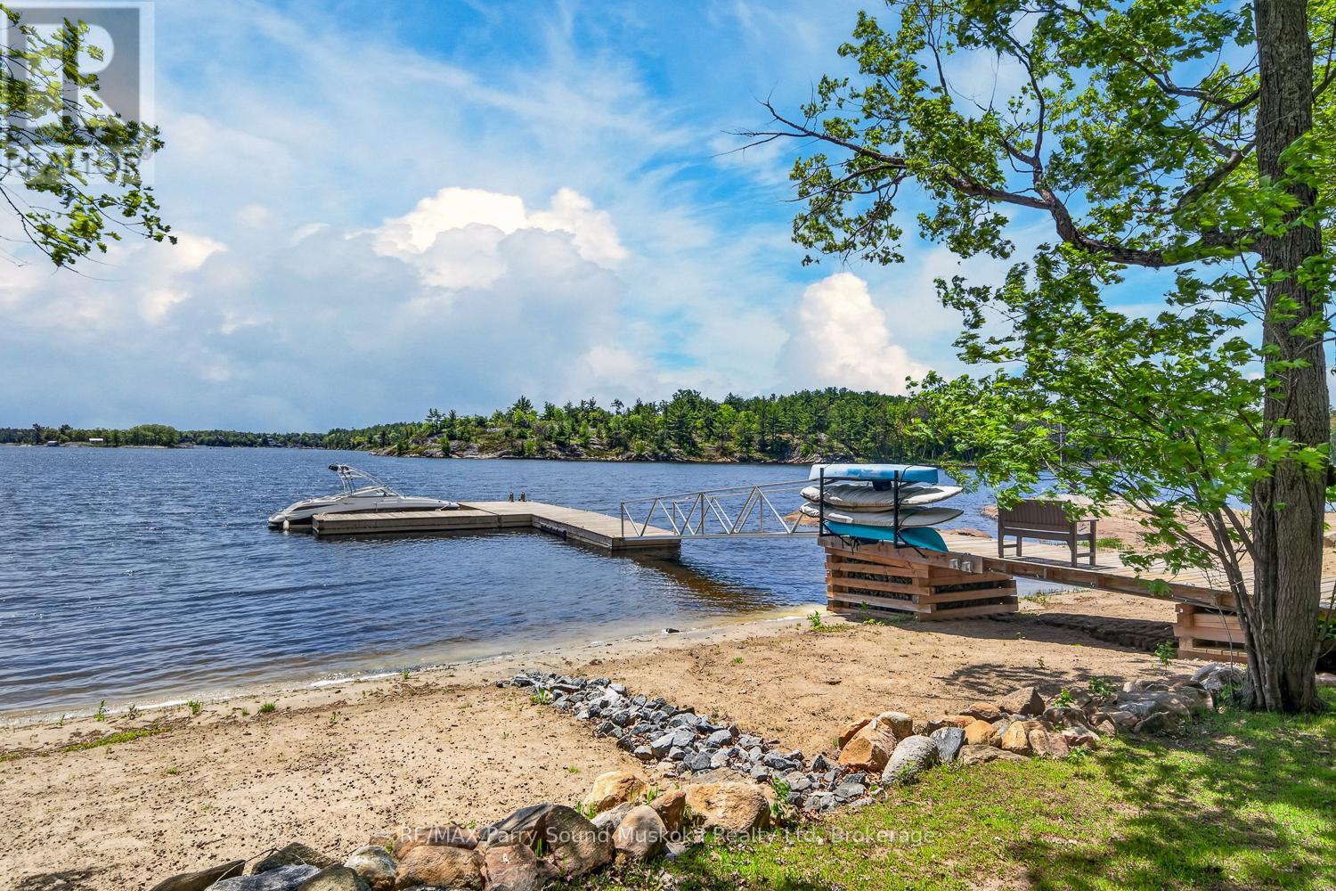32 A11 ISLAND - 16