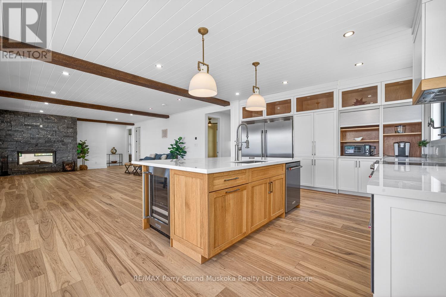 32 A11 ISLAND - 19