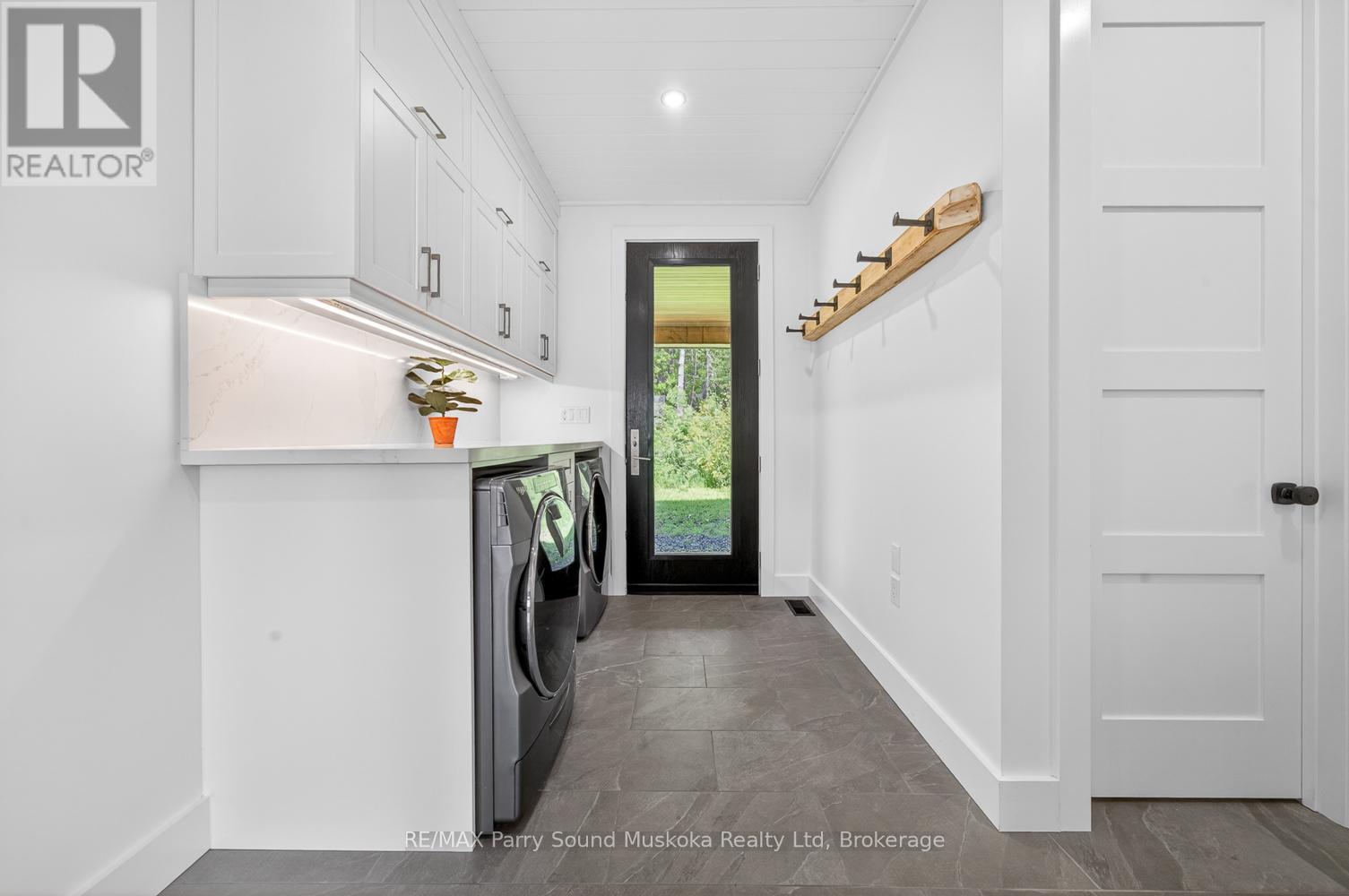 32 A11 ISLAND - 35