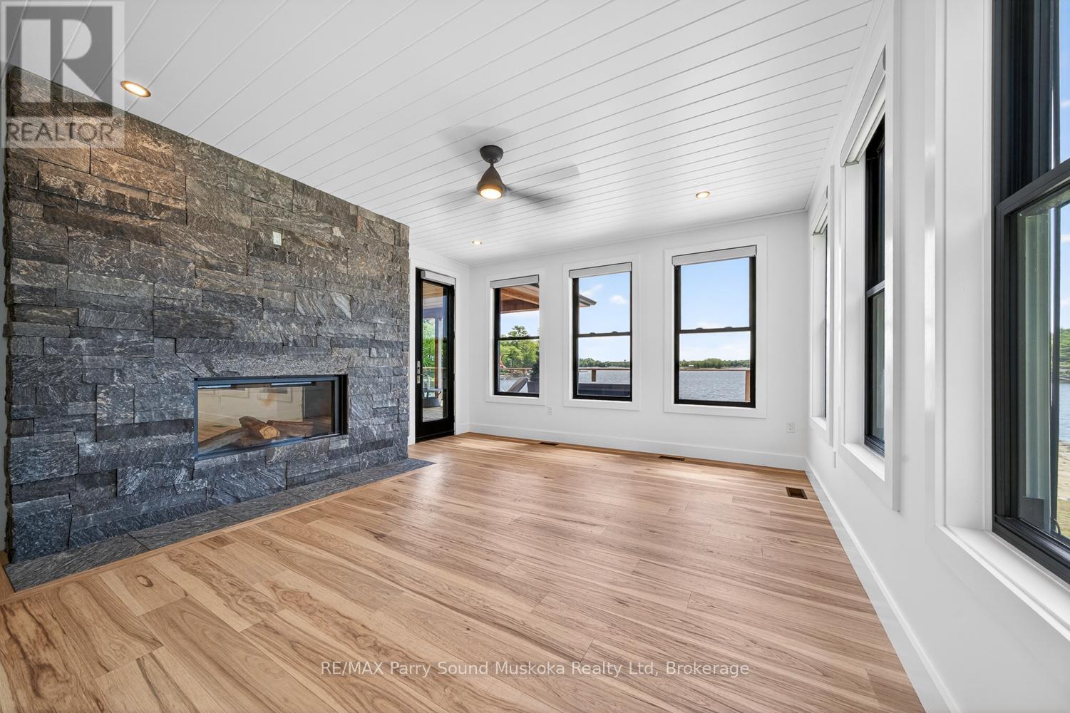 32 A11 ISLAND - 44