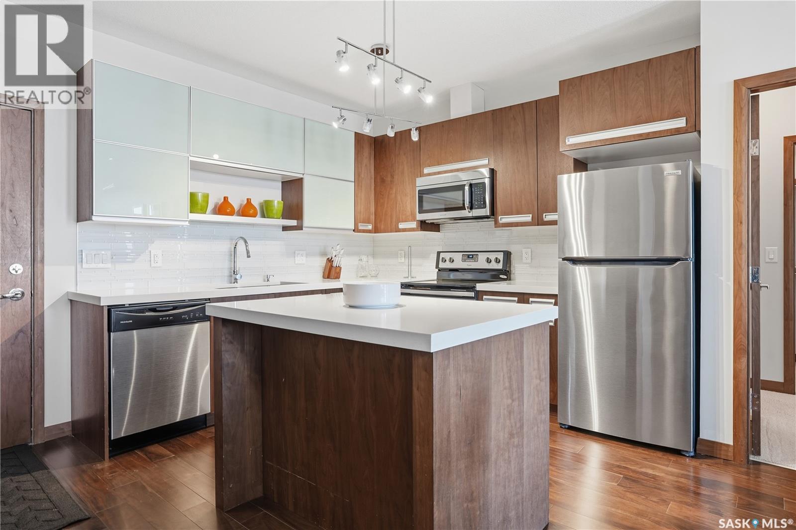 #203 2101 Heseltine ROAD - 3