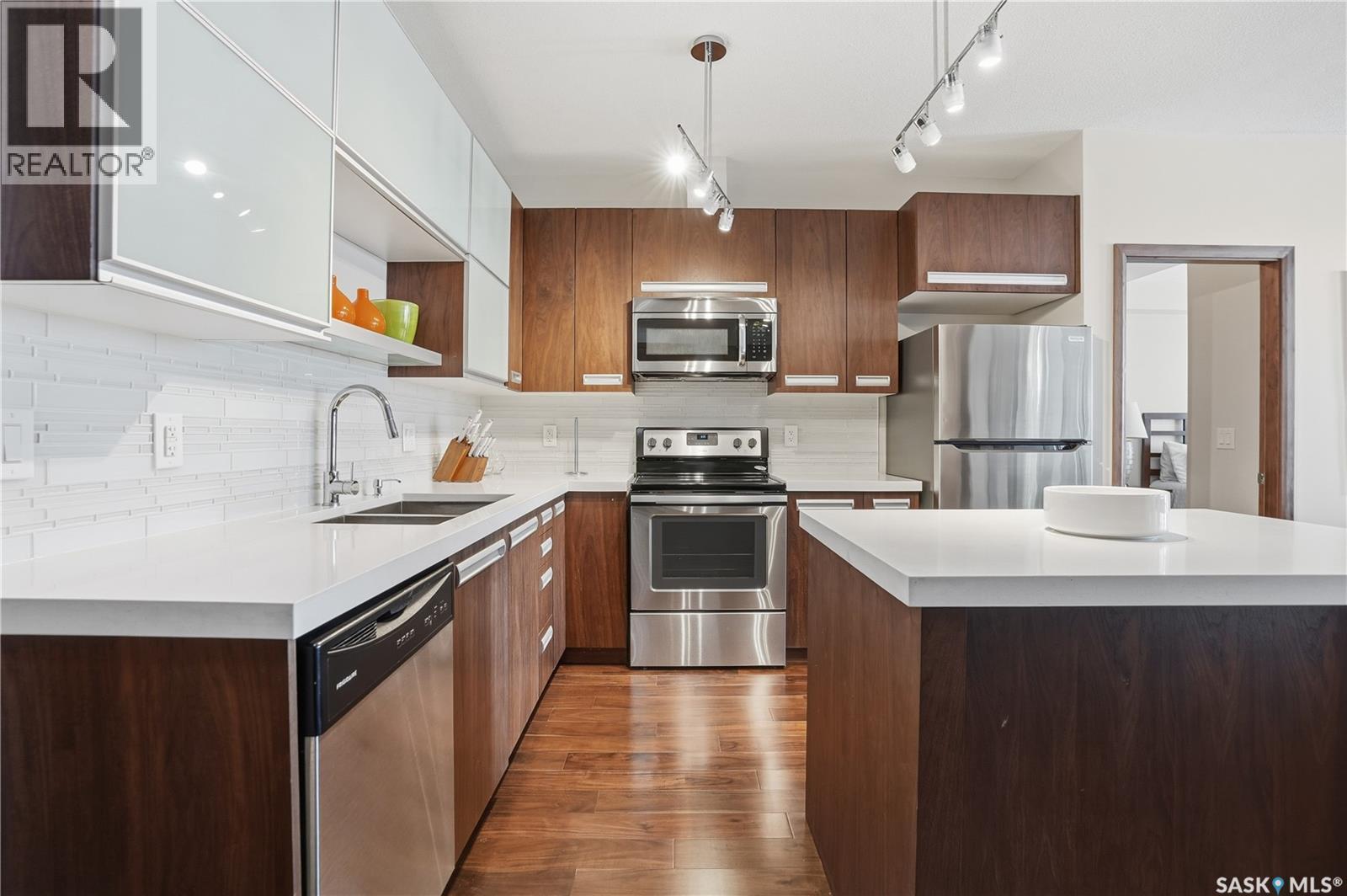 #203 2101 Heseltine ROAD - 4