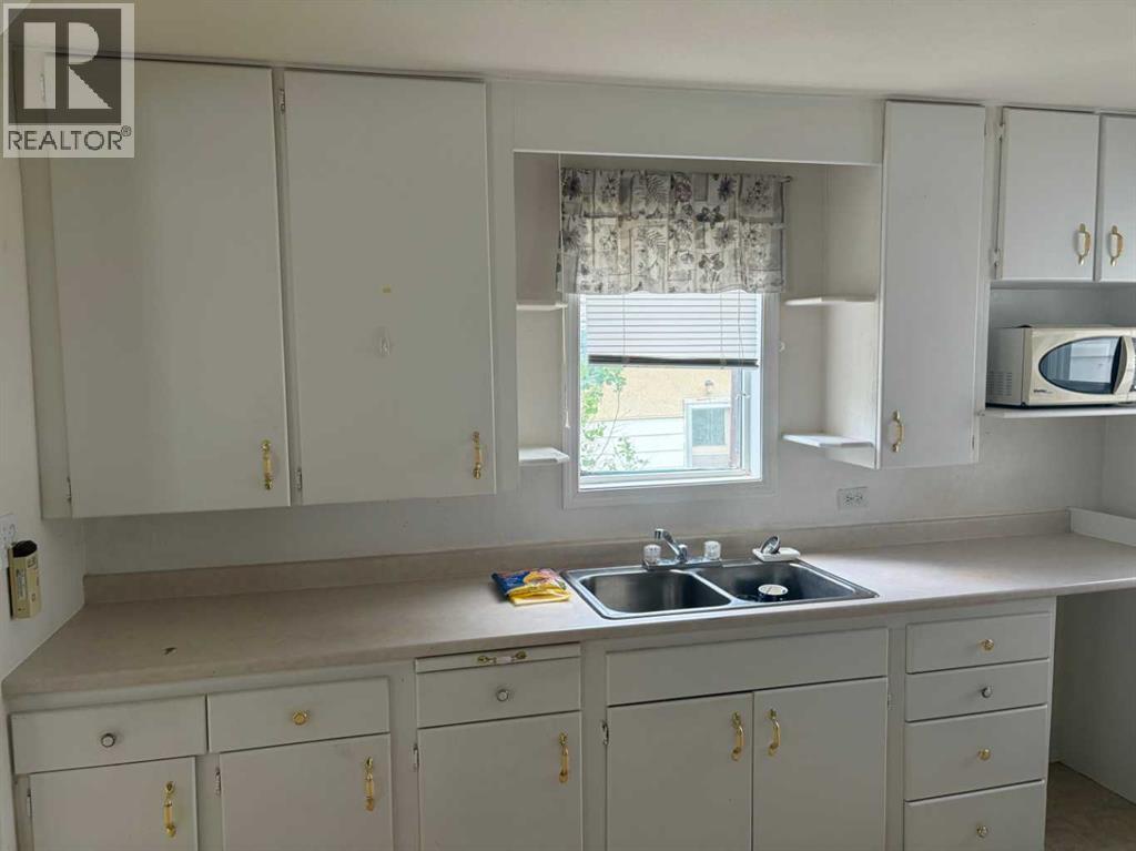 4815 46 Ave - photo 2