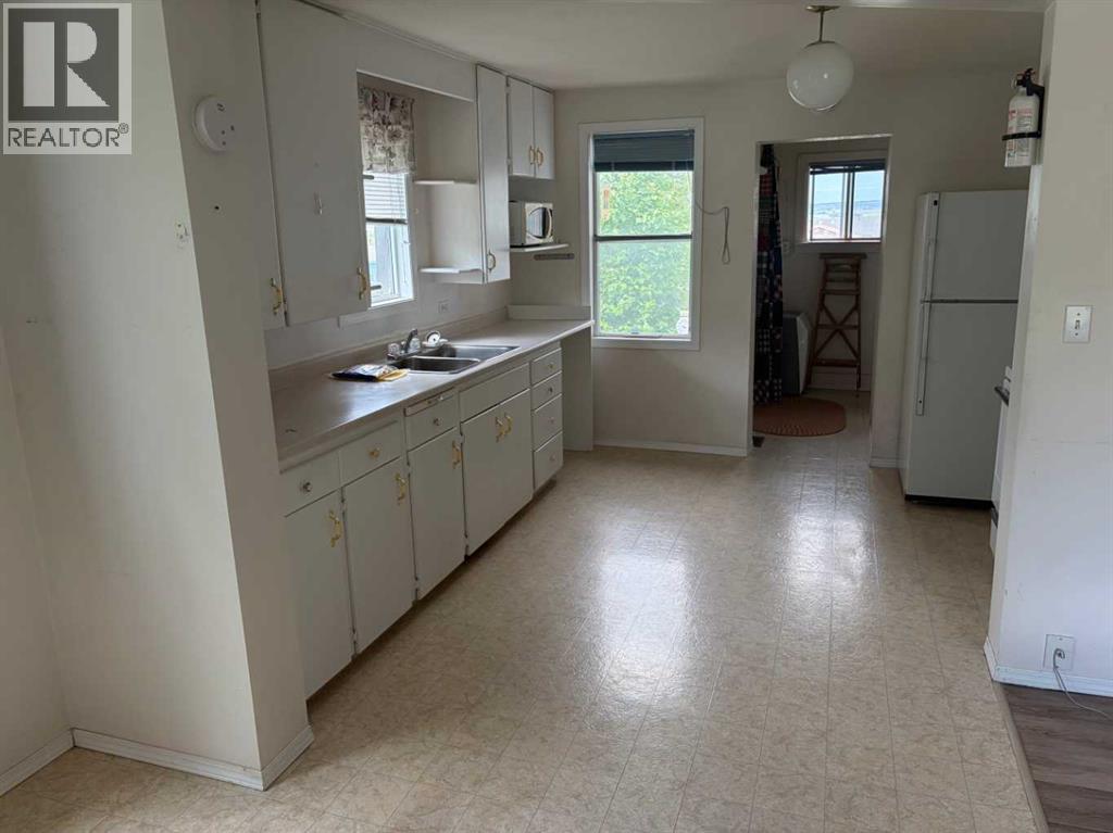 4815 46 Ave - photo 3