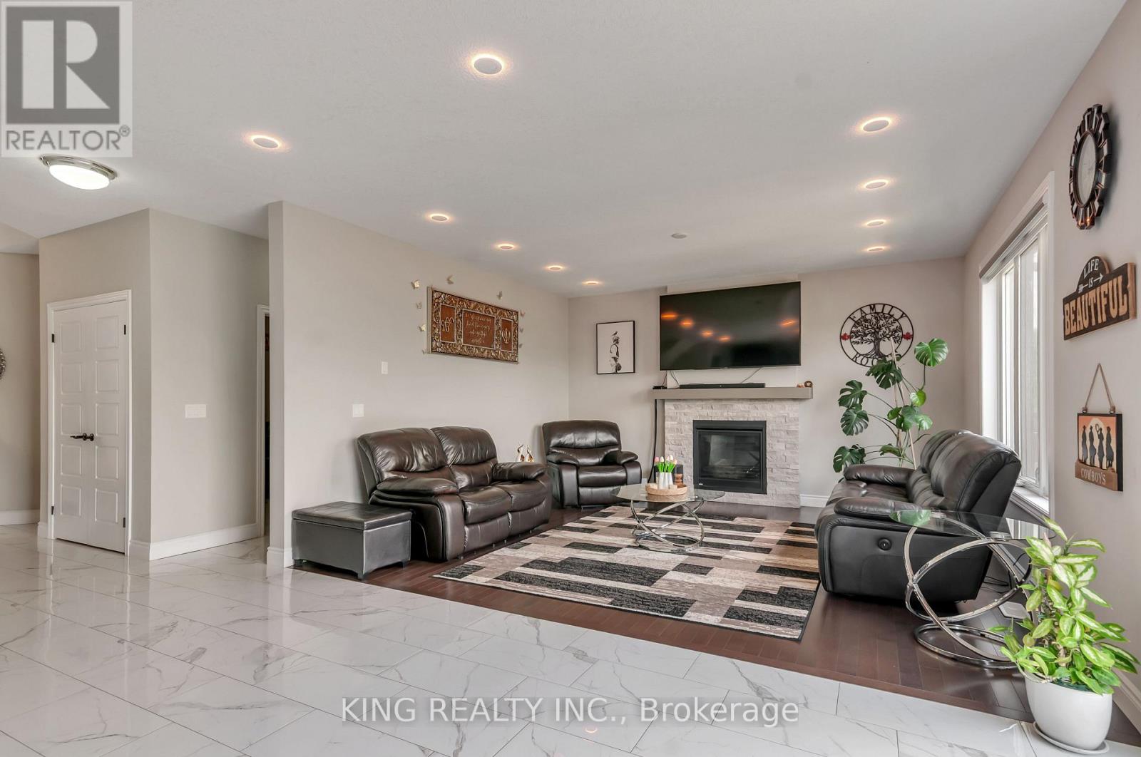 333 MASTERS DRIVE - 21