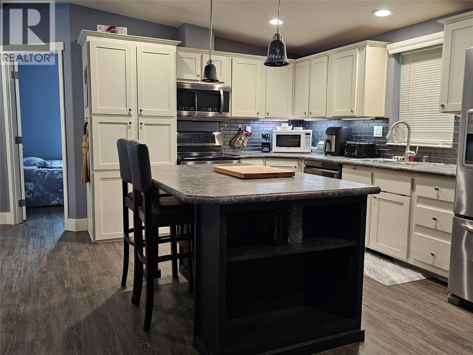 2385 Eva Road - 23