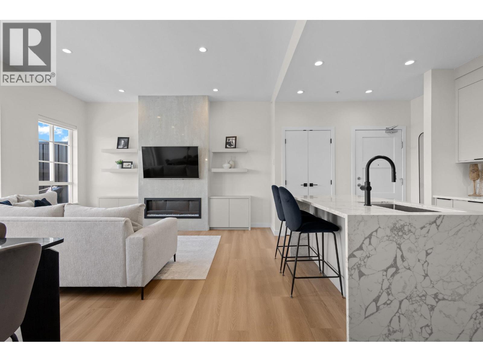 415 555 FOSTER AVENUE, Coquitlam
